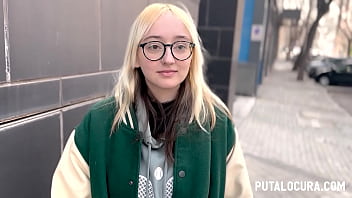 Latina vixen Torbe appointments and has bang-out with EmeJota, a platinum-blonde nerd, in her home